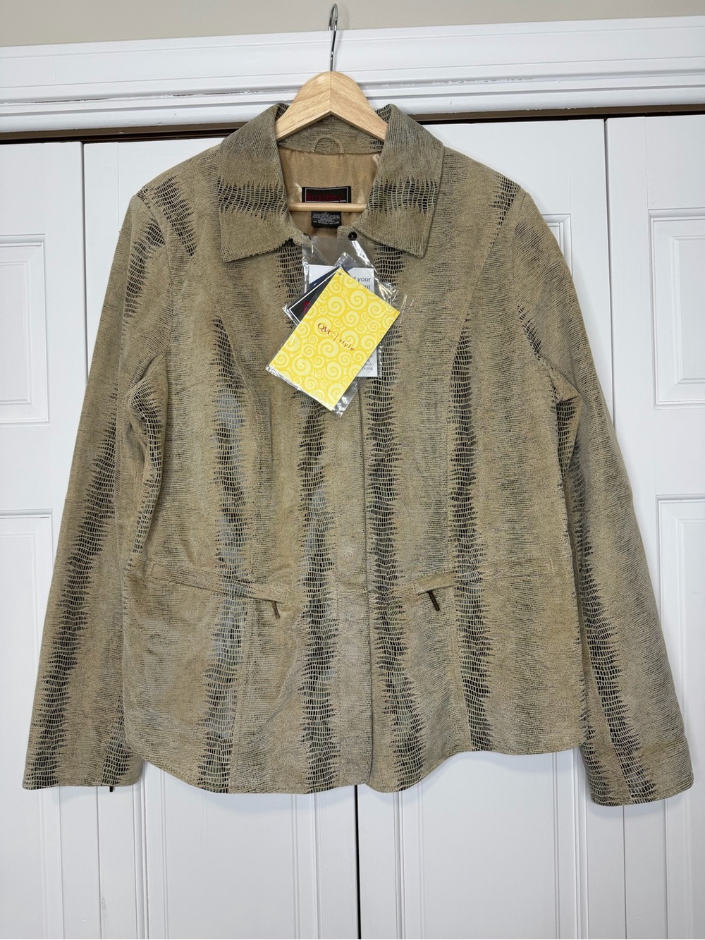 Bradley Bayou Women’s Genuine LeatherJacket Large Snake Print Snap Closure NWT